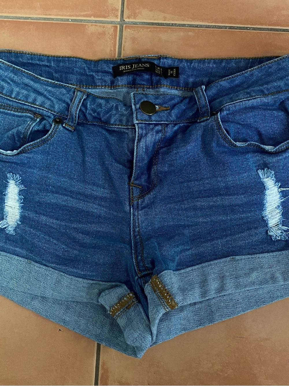 IRIS JEAN SHORTS. SIZE L